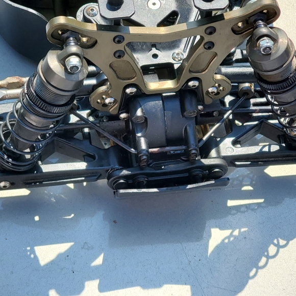 Losi 8t truggy 97percent new